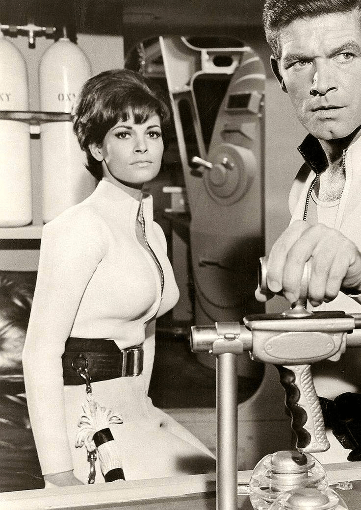 1966年Raquel Welch和Stephen Boyd出演科幻电影《奇妙之旅》。