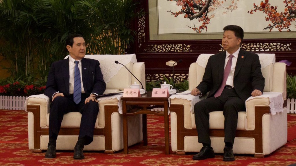 台灣前領導人馬英九在湖北武漢東湖賓館與國台辦主任宋濤會晤。 中央社