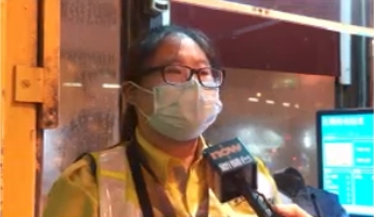收費亭職員指示威者數分鐘後便離去。NowTV截圖