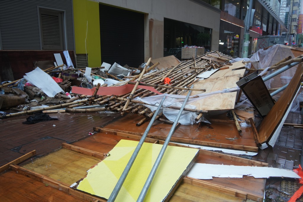 雅兰商场外有棚架倒塌。吴艳玲摄
