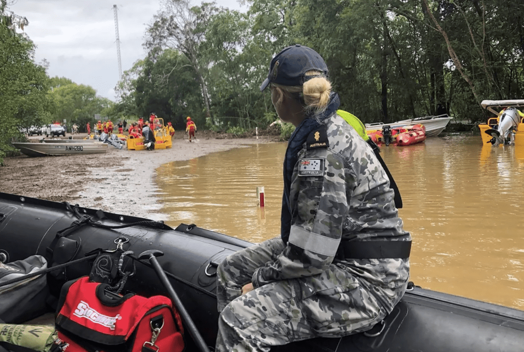 救援人員亦出動橡皮艇。美聯社