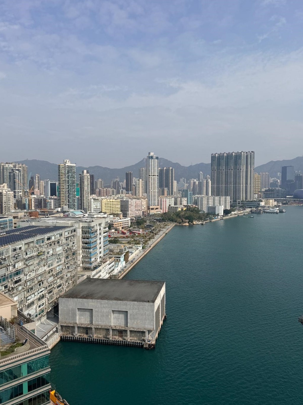 廳堂落地玻璃將市海景致引入眼簾。