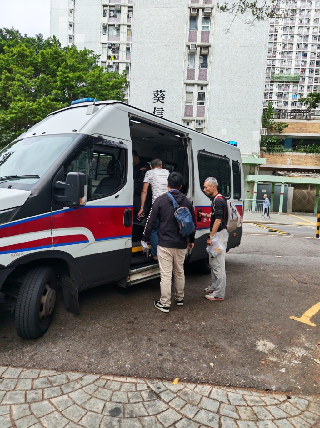 警方拘捕4名本地男子,年齡介乎56至86歲。警方提供 警方拘捕4名本地男子,年齡介乎56至86歲。警方提供