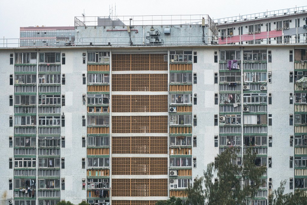 在寸金尺土的香港,排到公屋的人無不希望「越住越大」。(資料圖片) 在寸金尺土的香港,排到公屋的人無不希望「越住越大」。(資料圖片)