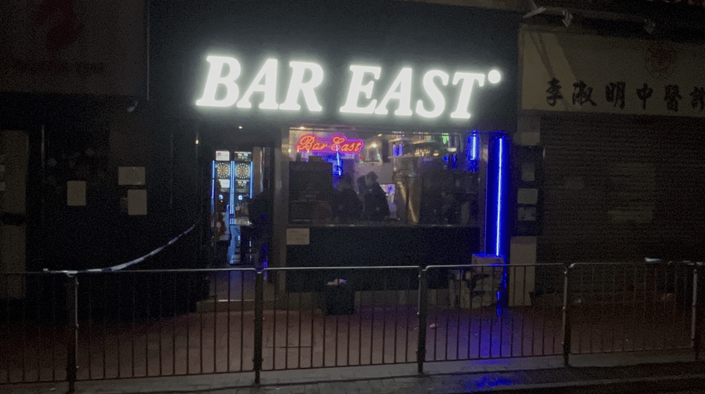 案发于筲箕湾道195号吧东酒吧内，5名恶煞闯入后不由分说向场内2名男子挥刀袭击。
