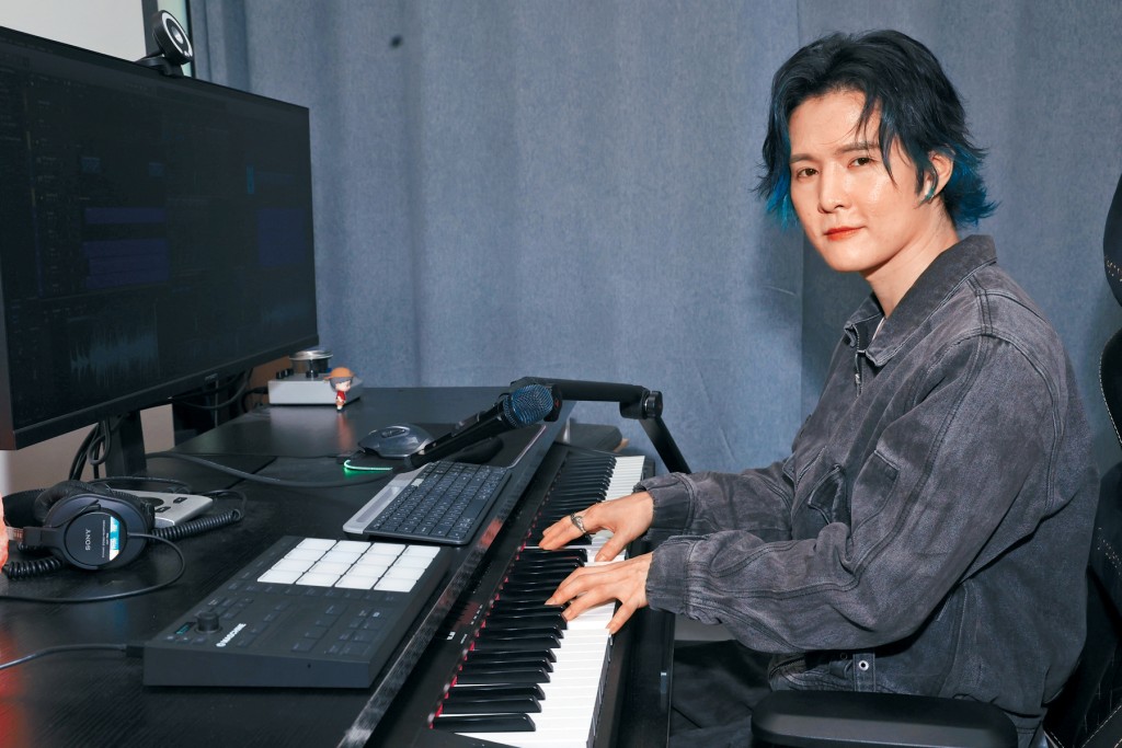 高暉出道前為歌唱老師，近年正式推出歌曲成為歌手。