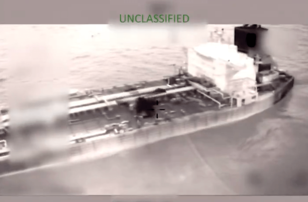 美军南方司令部在社交平台发放影片，展示周五黎明前在加勒比海扣押运油轮“奥利娜”号（Olina）的行动，期间有战机在油轮上方盘旋。