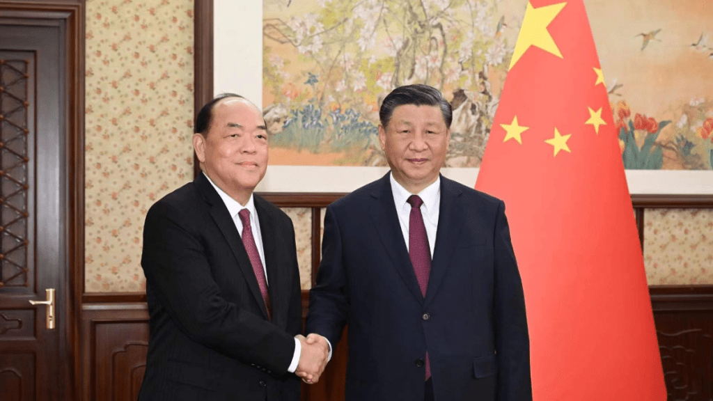 國家主席習近平(右)今日(18日)下午在中南海會見上京述職的澳門特別行政區行政長官賀一誠(左),聽取澳門當前形勢和特別行政區政府工作情況的匯報。新華社