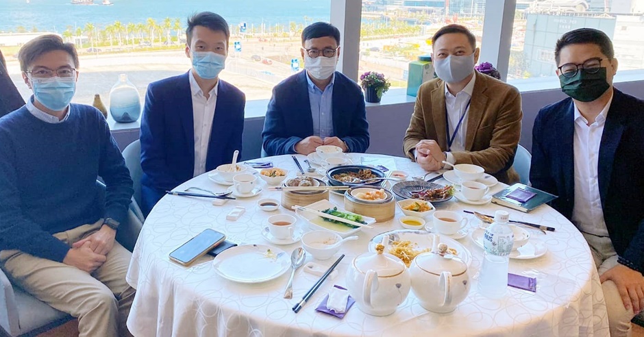 狄志遠(中)曾與徐英偉（右二）同檯食飯。徐英偉FB圖片