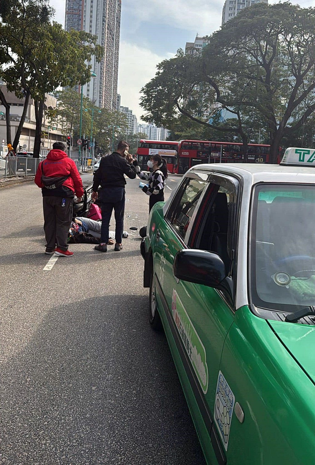 電單車人仰車翻。fb：馬路的事討論區