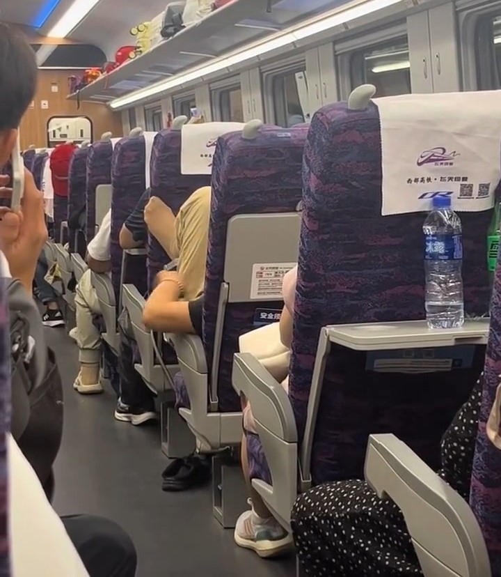 大媽在車廂在公然做出多個伸展動作。