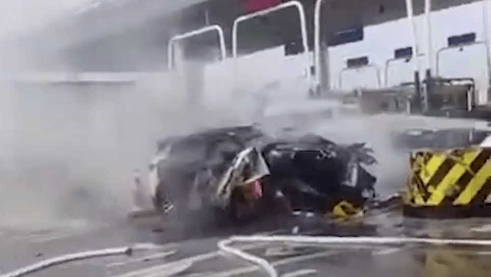 杭州有私家車撞收費站後起火，車內4人全部身亡。