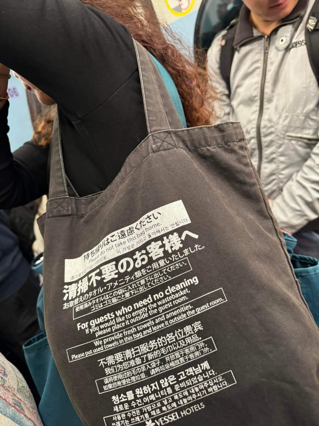 近日社交平台流传一张照片，一名女子在地铁背着一个用日文、英文、韩文标示不能带回家的环保袋。网上图片