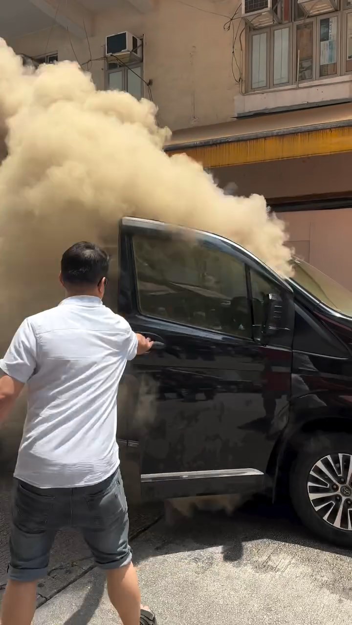 有人上前拉開車門通風排煙。FB「Ashfaq Khokhar」片段截圖