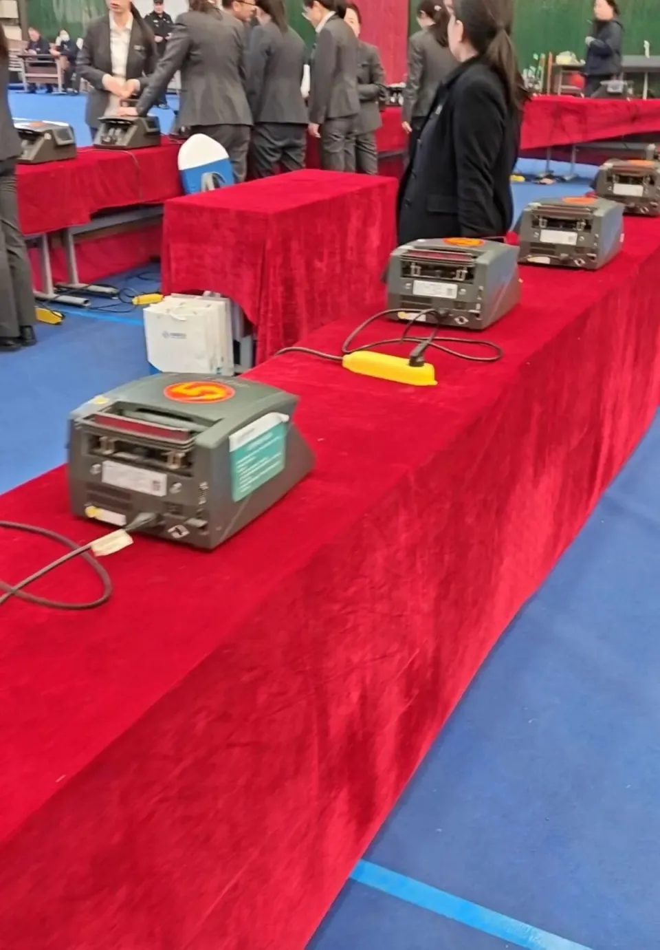 年会现场专门摆放了40台点钞机,为数钱环节提供辅助。 年会现场专门摆放了40台点钞机,为数钱环节提供辅助。