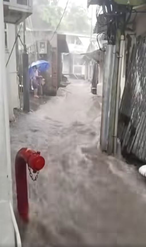 屯門井頭村村路變成急湍的河流。fb新界地區生活連線圖片