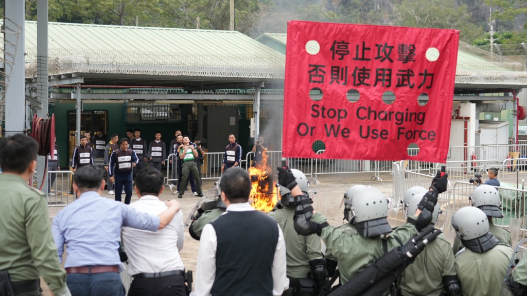 懲教人員在演習中處理挾持人質事件。懲教署圖片