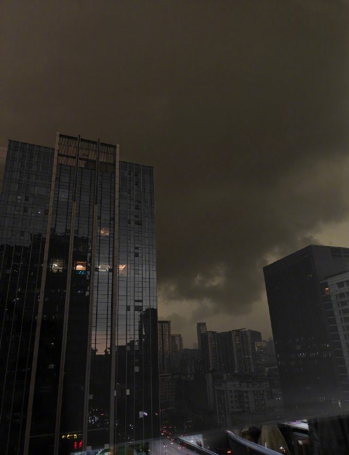 雷暴天气来袭，广州18日白天如黑夜。 央视微博