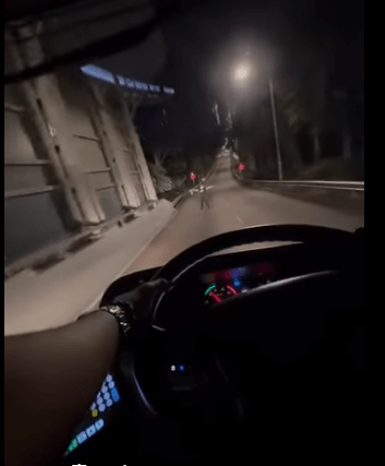 遠處有一位女子橫亙在公路上。FB「車cam L（香港群組）」影片截圖