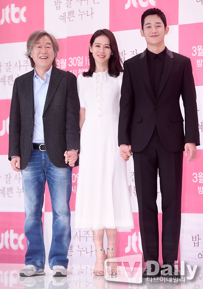 安畔錫曾執導孫藝珍與丁海寅主演的《經常請吃飯的姐姐》。 安畔錫曾執導孫藝珍與丁海寅主演的《經常請吃飯的姐姐》。