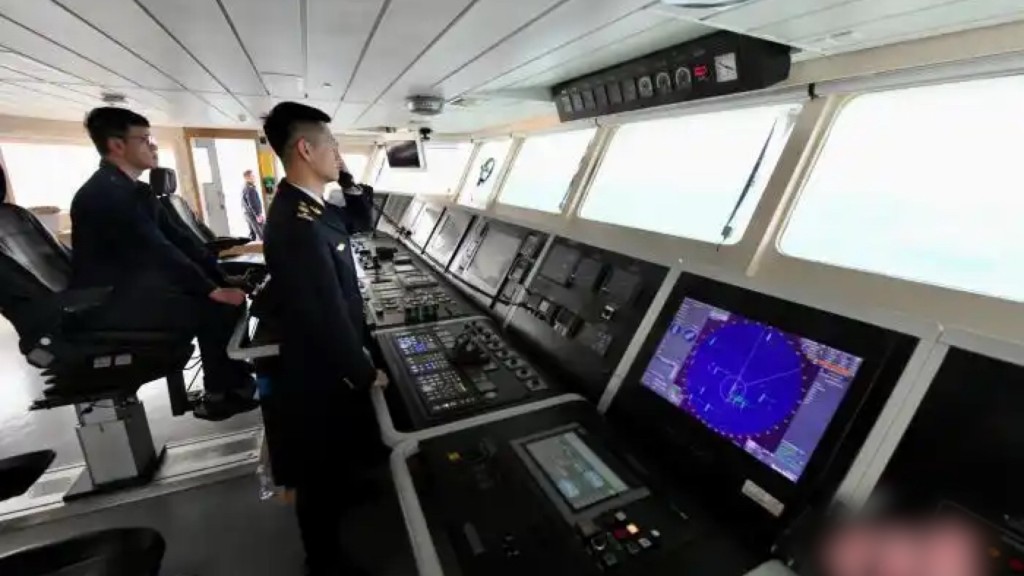 福建海事局工作人員在「海巡06」輪上參與行動。中新社 福建海事局工作人員在「海巡06」輪上參與行動。中新社