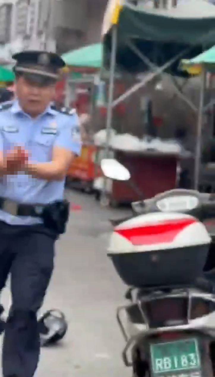 疑犯溫某持雙刀與警對峙,最終有5名警員受傷。 疑犯溫某持雙刀與警對峙,最終有5名警員受傷。