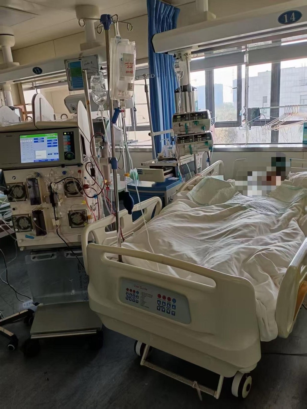 谢贝贝被逼嫁给大她15年的男子,情绪崩溃喝农药自杀获救。 谢贝贝被逼嫁给大她15年的男子,情绪崩溃喝农药自杀获救。