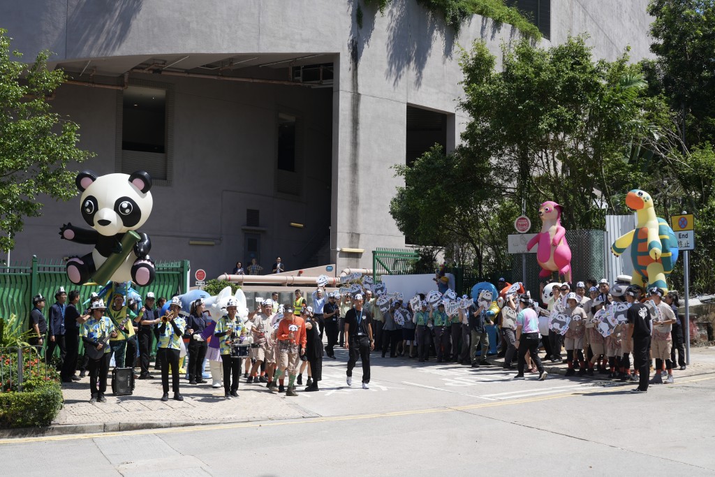 大熊貓抵達海洋公園，警察到場戒備。歐樂年攝