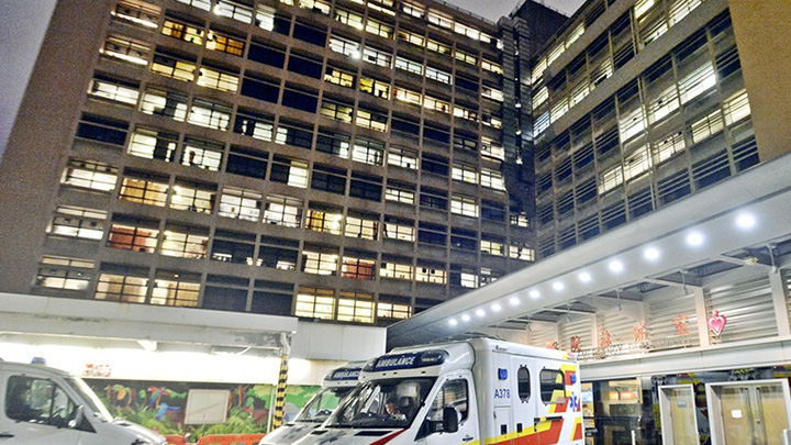船員由救護車送往伊利沙伯醫院治理。資料圖片