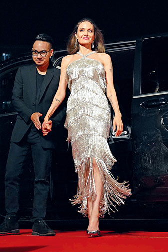 ■安祖蓮娜被指正努力修補Maddox與畢佬的父子關係。