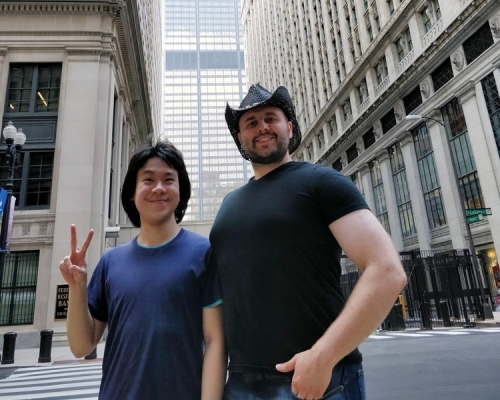 余澎杉在社交網站貼出他高舉勝利手勢的照片。Amos Yee facebook
