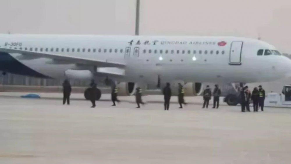 青島航空客機拖移時將一名機務人員輾斃。