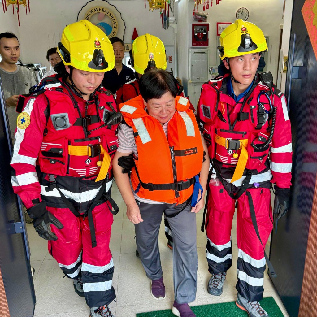 消防處聯同南區民政事務處和警務處在大浪灣村低窪地區與村民一起進行水浸救援演練。消防處FB圖片 消防處聯同南區民政事務處和警務處在大浪灣村低窪地區與村民一起進行水浸救援演練。消防處FB圖片