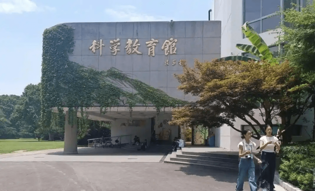 據稱,進入有冷氣的科學教育館角落用奶瓶餵奶。 據稱,進入有冷氣的科學教育館角落用奶瓶餵奶。
