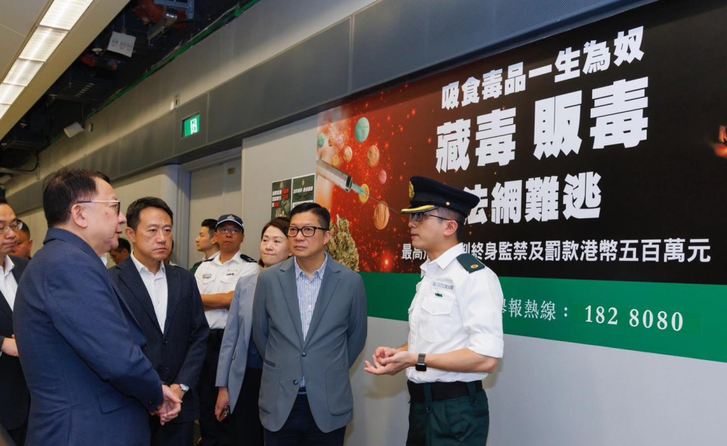 政務司司長陳國基及保安局局長鄧炳強今日到香園圍管制站視察。香港海關FB圖片