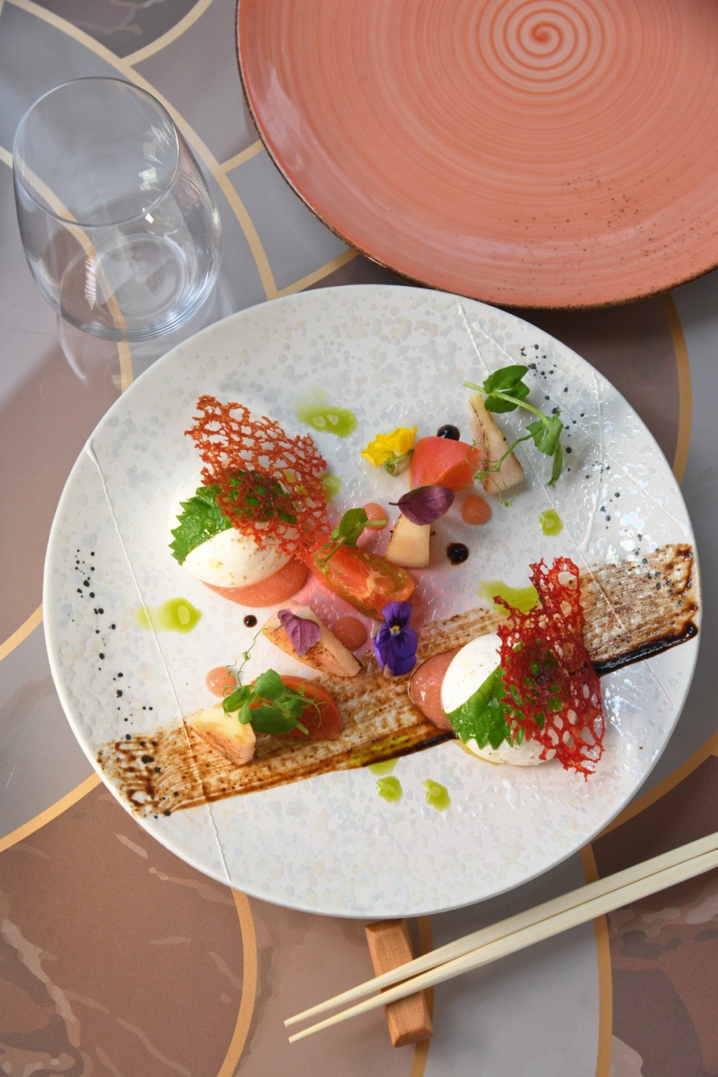 Tokyo Burrata 将日本当季的水蜜桃及番茄，配以意大利水牛芝士，色彩斑斓，充满盛夏气息。