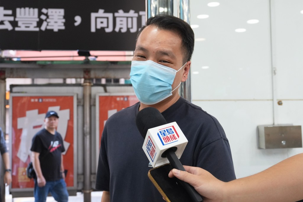 首次放機的何生成功以24,000元放售黑色512Gb,淨賺5000元。 首次放機的何生成功以24,000元放售黑色512Gb,淨賺5000元。