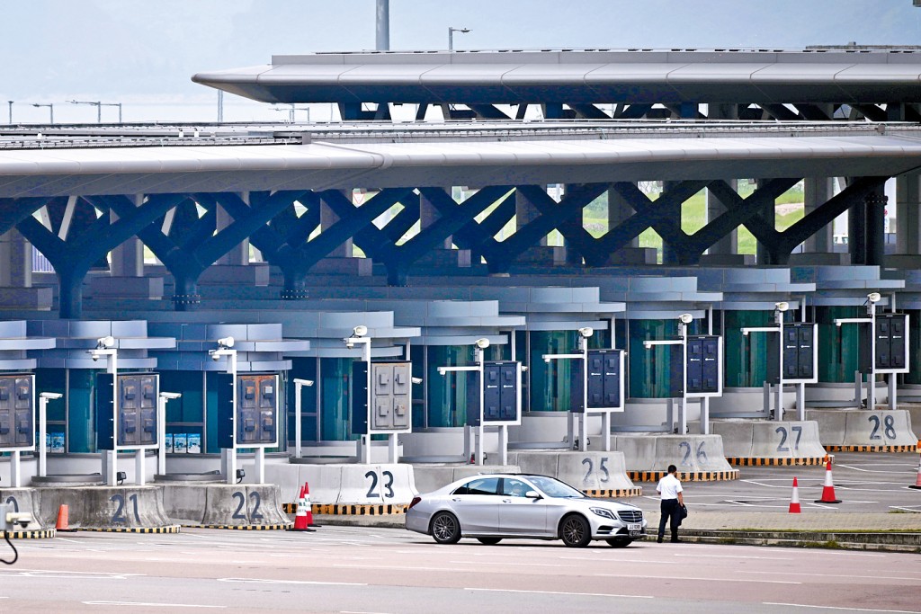 易志明指粵車南下分階段實施是正確安排，指香港停車位有限，料計劃將非常受歡迎。