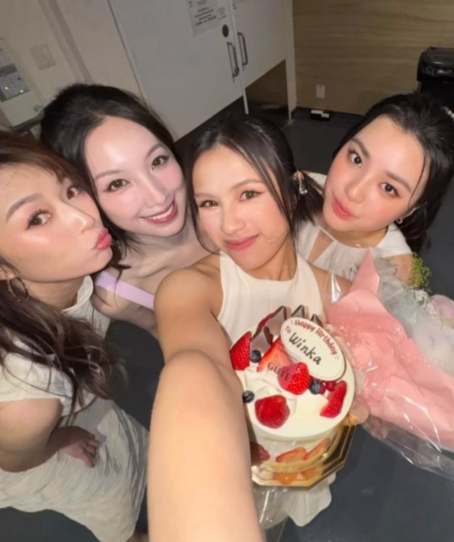 《三•八》日前謝幕時,連詩雅、海兒、姚焯菲向Winka送生日驚喜。 《三•八》日前謝幕時,連詩雅、海兒、姚焯菲向Winka送生日驚喜。