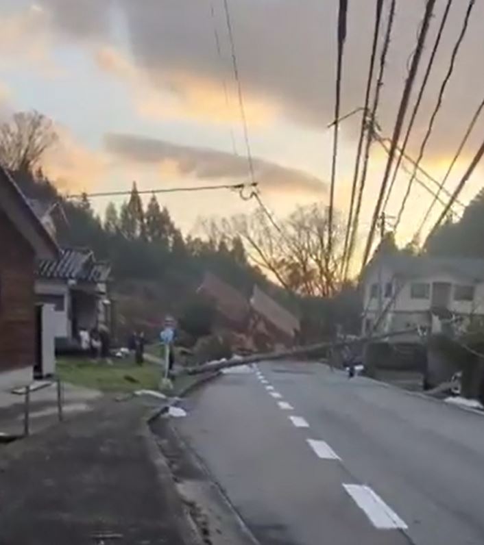 地震后，有房屋倒塌。(平台X)