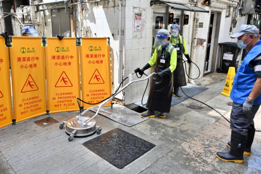 高速清洗盤讓清潔工人能更有效清除路面上的頑固污漬。政府新聞處圖片 高速清洗盤讓清潔工人能更有效清除路面上的頑固污漬。政府新聞處圖片
