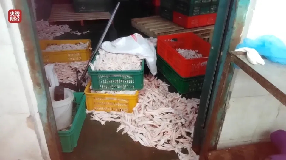 内地黑心凤爪以双氧水漂白,厂房虫鼠横行,工人自己不敢吃。 内地黑心凤爪以双氧水漂白,厂房虫鼠横行,工人自己不敢吃。