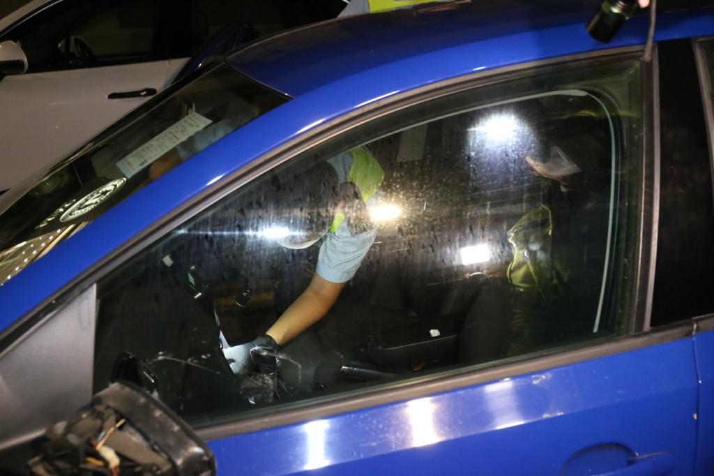 警员于私家车的司机位旁首饰箱检获小量怀疑毒品。