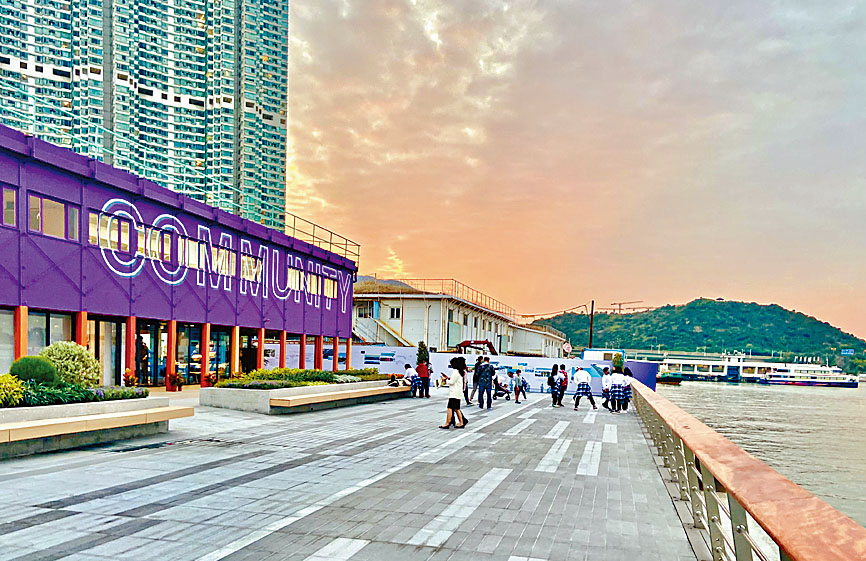 ■面臨海濱長廊的東涌社區聯絡中心，由一座已棄置的地盤辦事處改裝而成。