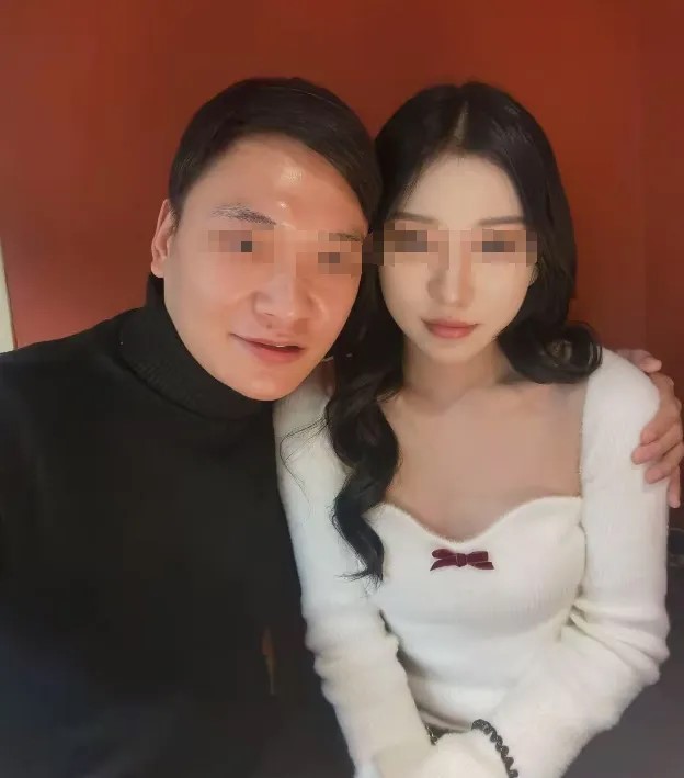 疑是馮德兵的妻子爆料,指馮私生活混亂,與女留學生簽有200份包養合約。微信@娛我有約 疑是馮德兵的妻子爆料,指馮私生活混亂,與女留學生簽有200份包養合約。微信@娛我有約