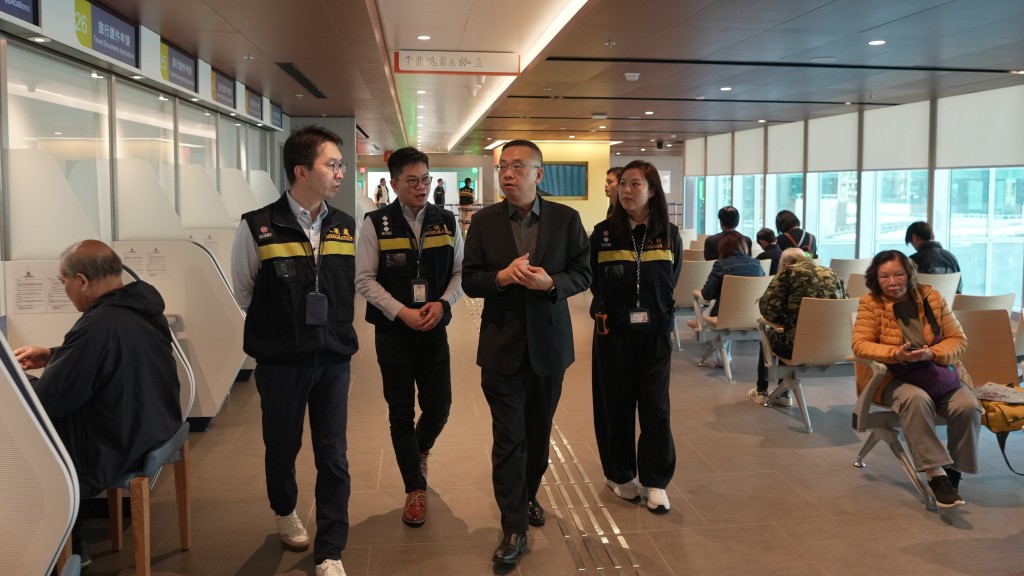 入境處處長郭俊峯下午到總部視察情況，並詳細了解受影響居民補領證件的安排。 ​  ​