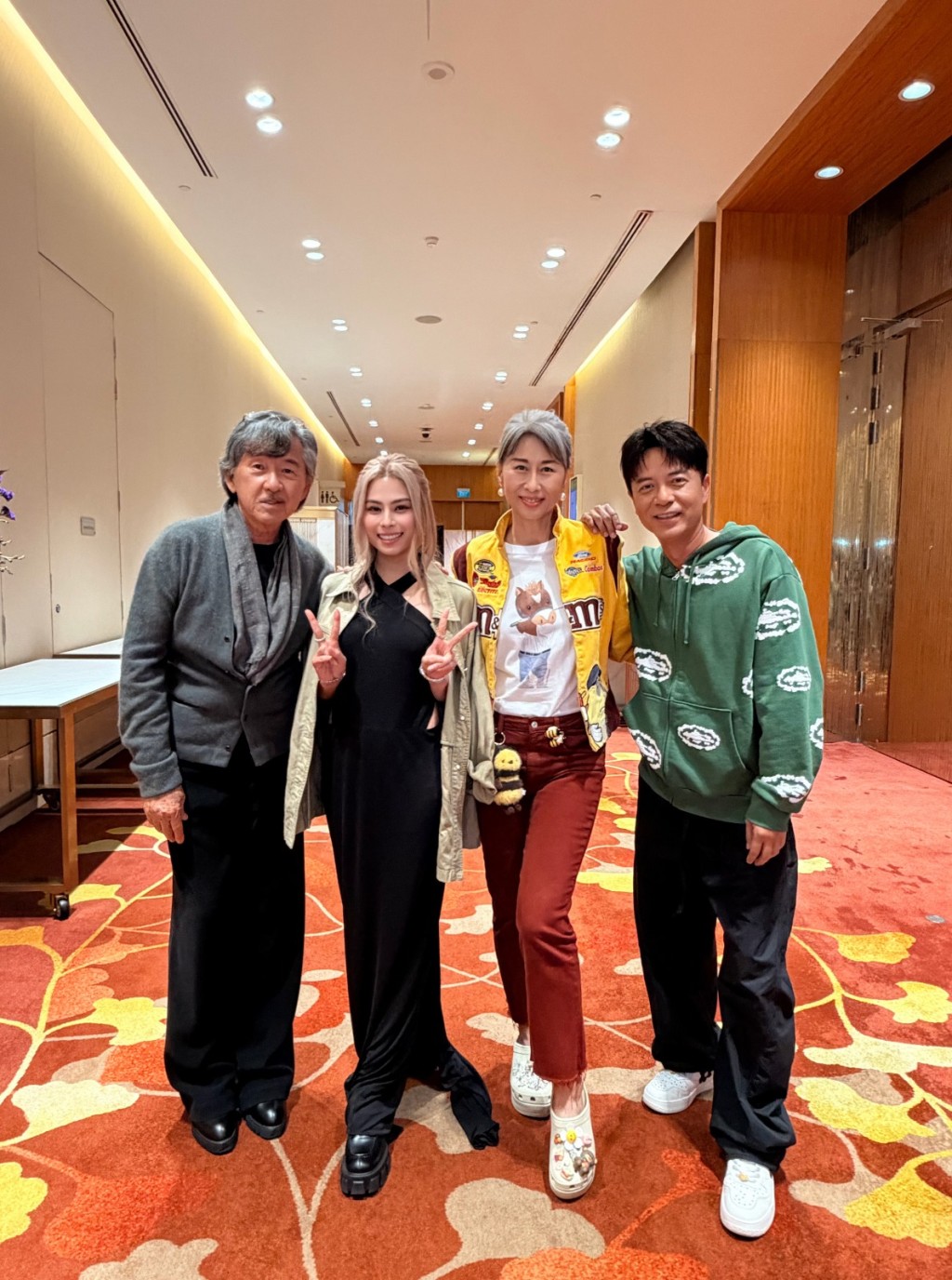林子祥、葉蒨文兩位前輩都驚喜現身後台,突擊探班。 林子祥、葉蒨文兩位前輩都驚喜現身後台,突擊探班。