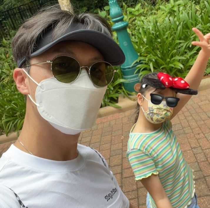 剛巧王浩信又貼出跟囡囡去主題公園的相片,因此有人傳三人是一同前往。