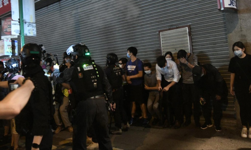 警方截查多人。