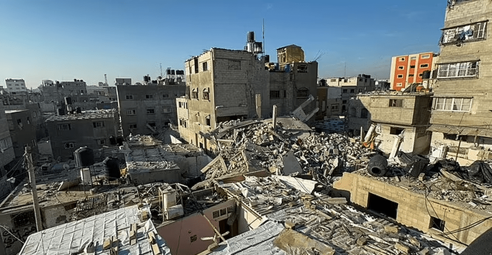 以色列對加沙走廊南部汗尤尼斯發動攻擊，被摧毀建築物變成廢墟。 路透社